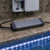 Alimentation LED étanche IP68 installée près d’un ruban LED extérieur