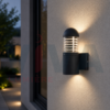 Applique murale extérieure LED noire installée sur une façade