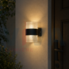 Applique murale extérieure cylindrique noire installée sur un mur extérieur