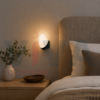 Applique murale LED ronde installée dans une chambre moderne