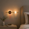 Applique murale LED dorée installée dans une chambre moderne