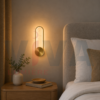 Applique murale LED dorée ovale installée dans une chambre moderne