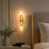 Applique murale ovale dorée installée dans une chambre moderne