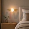 Applique murale dorée boule installée dans une chambre moderne