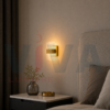 Applique murale transparente dorée installée dans une chambre moderne