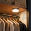 Lampe LED placard installée dans un dressing