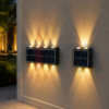 Applique solaire extérieure installée sur façade avec éclairage haut bas