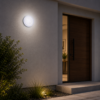 Hublot LED détecteur installé sur une façade extérieure