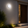Hublot LED rond détecteur installé sur façade extérieure