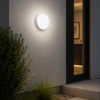 Hublot LED rond installé sur façade extérieure