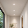 Spots LED encastrables installés au plafond dans un intérieur moderne