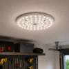 Module LED installé au plafond dans un garage avec éclairage allumé