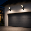 Projecteur solaire LED installé sur façade de garage extérieur