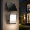 Projecteur solaire LED installé sur mur extérieur avec panneau solaire