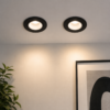 Spots encastrables noirs installés au plafond avec lumière chaude