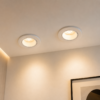 Supports spots encastrables blancs installés au plafond avec lumière chaude