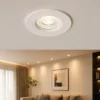 Spot LED encastrable installé au plafond dans un salon avec lumière chaude
