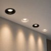 Spots encastrables ronds GU5.3 noir et blanc installés au plafond