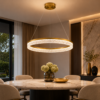 Lustre LED anneau doré installé au-dessus d’une table à manger moderne