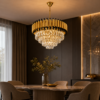 Lustre cristal doré et noir installé dans une salle à manger moderne et élégante
