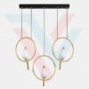 Suspension triple anneaux dorés avec base noire et design moderne