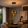 Suspension triple noire installée dans une salle à manger moderne avec lumière chaude