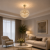 Lustre cristal doré installé dans un salon élégant avec lumière chaude