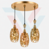Suspension triple dorée avec trois abat-jours ajourés et design décoratif