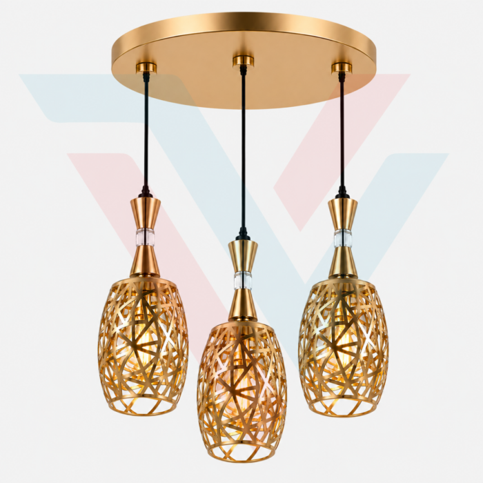 Suspension triple dorée avec trois abat-jours ajourés et design décoratif