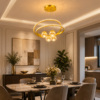 Lustre suspension doré installé au-dessus d’une table à manger moderne