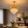Lustre doré en cristal au design luxe avec finition dorée et verre décoratif. Idéal salon, salle à manger et villa à Marrakech.