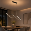 Suspension LED linéaire noire installée au-dessus d’une table à manger moderne