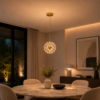 Suspension boule dorée installée au-dessus d’une table à manger moderne