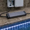 Alimentation LED étanche IP68 installée près d’un ruban LED extérieur