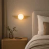 Applique murale dorée boule installée dans une chambre moderne