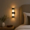 Applique murale extérieure géométrique noire installée sur un mur extérieur