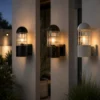 Applique murale extérieure lanterne LED installée sur façade de maison