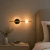 Applique murale LED dorée installée dans une chambre moderne