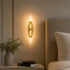 Applique murale ovale dorée installée dans une chambre moderne