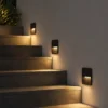 Applique murale LED noire installée dans un escalier