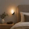 Applique murale LED ronde installée dans une chambre moderne