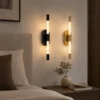 Applique murale LED tube installée dans une chambre moderne