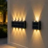 Applique solaire extérieure installée sur façade avec éclairage haut bas