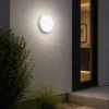 Hublot LED rond installé sur façade extérieure