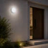 Hublot LED détecteur installé sur une façade extérieure