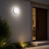 Hublot LED rond détecteur installé sur façade extérieure