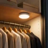 Lampe LED placard installée dans un dressing