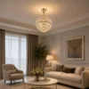 Lustre cristal doré installé dans un salon élégant avec lumière chaude