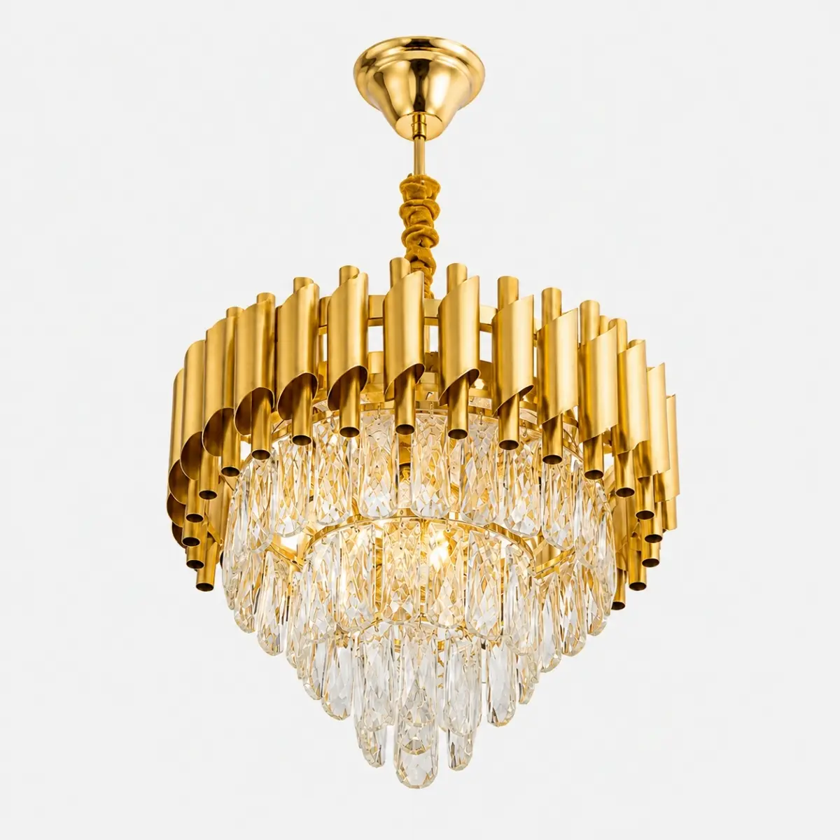 Lustre doré en cristal style luxe avec détails décoratifs transparents