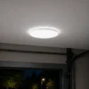 Panel LED 3D installé au plafond avec éclairage uniforme dans un garage
